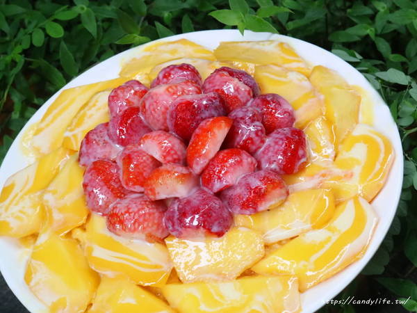 東海何媽媽冰店：台中美食│東海何媽媽冰店〃來東海必吃冰店！將冬季草莓與夏季芒果結合，蹦出新滋味～