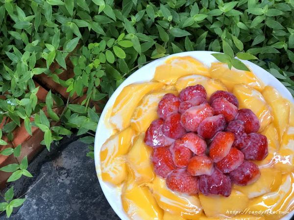 東海何媽媽冰店：台中美食│東海何媽媽冰店〃來東海必吃冰店！將冬季草莓與夏季芒果結合，蹦出新滋味～