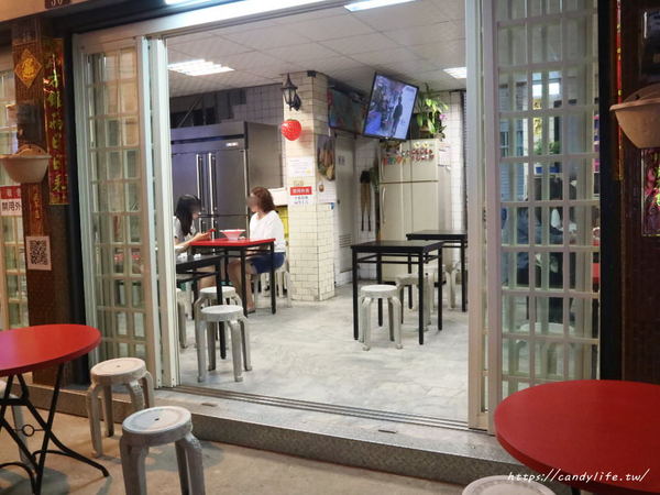 東海何媽媽冰店：台中美食│東海何媽媽冰店〃來東海必吃冰店！將冬季草莓與夏季芒果結合，蹦出新滋味～