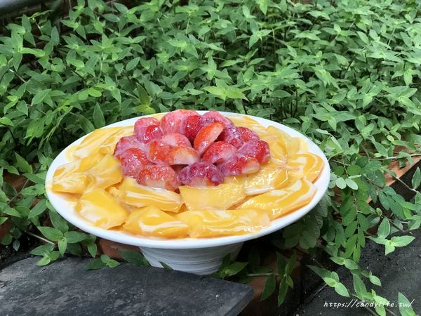 東海何媽媽冰店：台中美食│東海何媽媽冰店〃來東海必吃冰店！將冬季草莓與夏季芒果結合，蹦出新滋味～