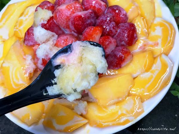 東海何媽媽冰店：台中美食│東海何媽媽冰店〃來東海必吃冰店！將冬季草莓與夏季芒果結合，蹦出新滋味～