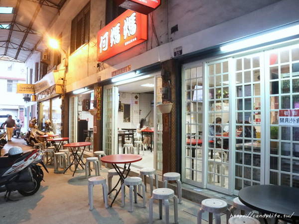 東海何媽媽冰店：台中美食│東海何媽媽冰店〃來東海必吃冰店！將冬季草莓與夏季芒果結合，蹦出新滋味～