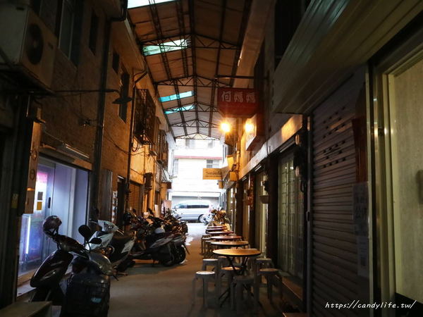 東海何媽媽冰店：台中美食│東海何媽媽冰店〃來東海必吃冰店！將冬季草莓與夏季芒果結合，蹦出新滋味～