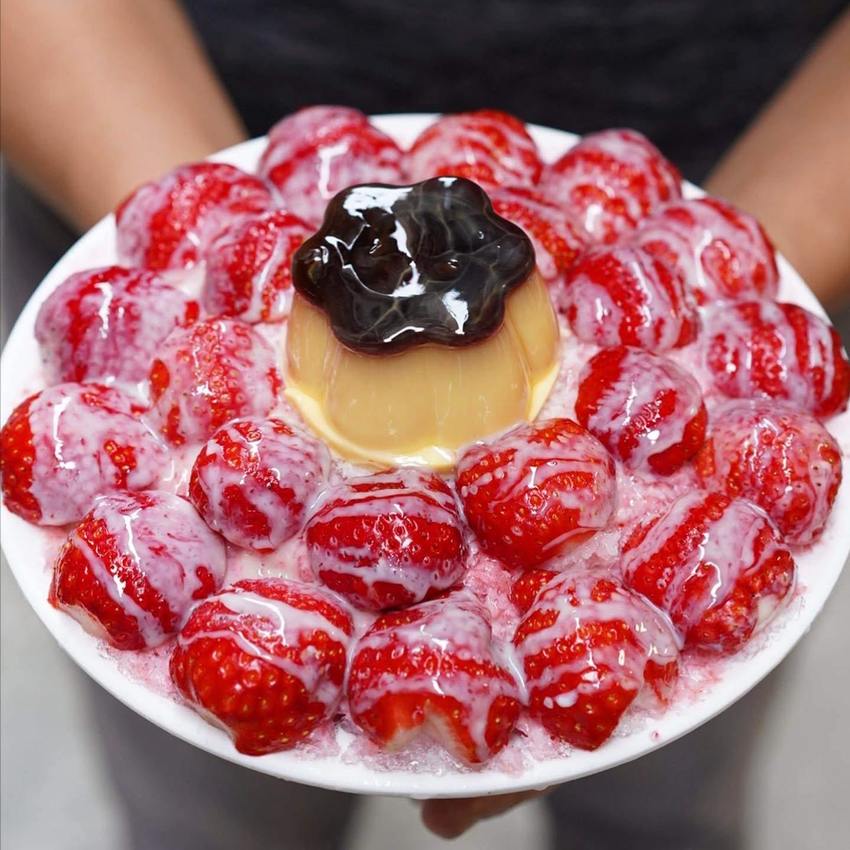 台中東海商圈超人氣冰品『東海何媽媽冰店』草莓季冰品強勢回歸啦！