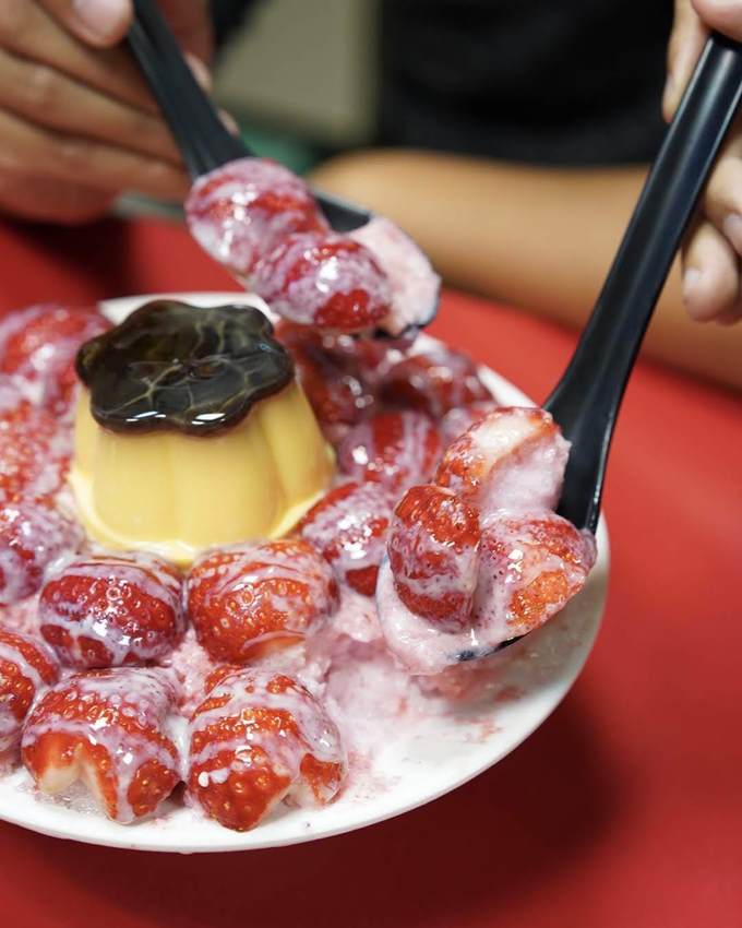 台中東海商圈超人氣冰品『東海何媽媽冰店』草莓季冰品強勢回歸啦！