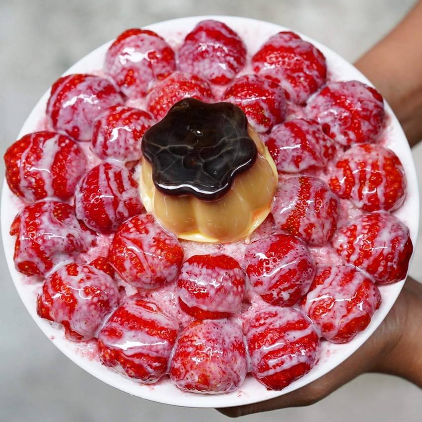 台中東海商圈超人氣冰品『東海何媽媽冰店』草莓季冰品強勢回歸啦！