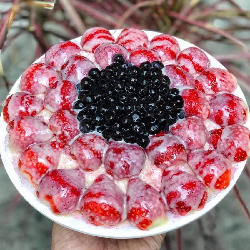 台中東海商圈超人氣冰品『東海何媽媽冰店』草莓季冰品強勢回歸啦！