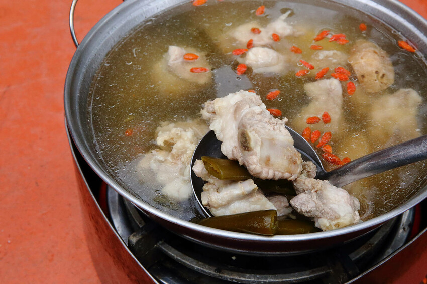 陽明山土雞景觀餐廳推薦，竹子湖杉木林餐廳白斬雞、野菜、寵物友