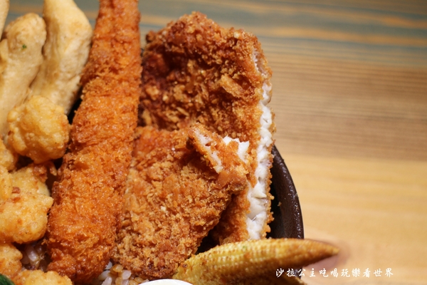 炸去啃(新北三重店):三重好吃炸雞/雞排/高雄人氣名店北上展店『炸去啃 職人炸物-三重店』在炸物店裡吃丼飯/烏龍麵/可外送/電話預訂取餐