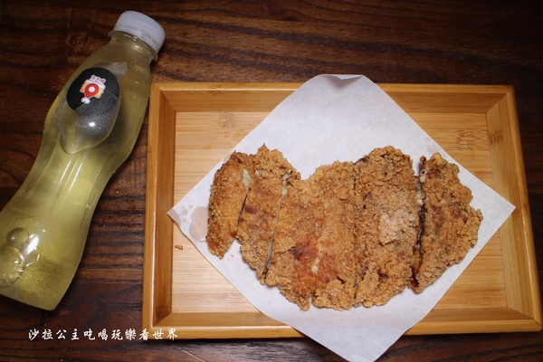 炸去啃(新北三重店):三重好吃炸雞/雞排/高雄人氣名店北上展店『炸去啃 職人炸物-三重店』在炸物店裡吃丼飯/烏龍麵/可外送/電話預訂取餐