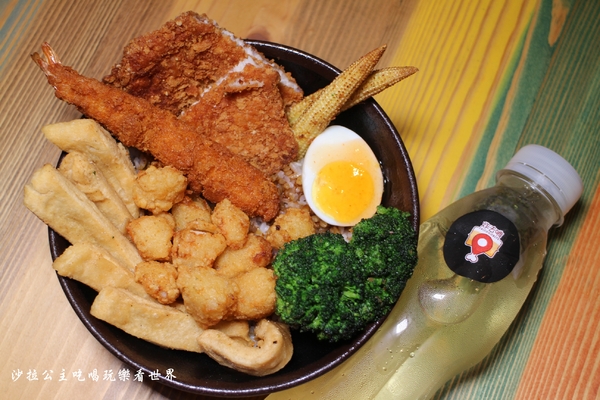 炸去啃(新北三重店):三重好吃炸雞/雞排/高雄人氣名店北上展店『炸去啃 職人炸物-三重店』在炸物店裡吃丼飯/烏龍麵/可外送/電話預訂取餐