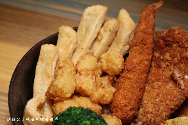 炸去啃(新北三重店):三重好吃炸雞/雞排/高雄人氣名店北上展店『炸去啃 職人炸物-三重店』在炸物店裡吃丼飯/烏龍麵/可外送/電話預訂取餐