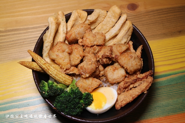 炸去啃(新北三重店):三重好吃炸雞/雞排/高雄人氣名店北上展店『炸去啃 職人炸物-三重店』在炸物店裡吃丼飯/烏龍麵/可外送/電話預訂取餐