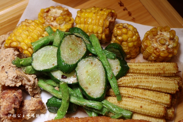 炸去啃(新北三重店):三重好吃炸雞/雞排/高雄人氣名店北上展店『炸去啃 職人炸物-三重店』在炸物店裡吃丼飯/烏龍麵/可外送/電話預訂取餐