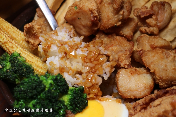 炸去啃(新北三重店):三重好吃炸雞/雞排/高雄人氣名店北上展店『炸去啃 職人炸物-三重店』在炸物店裡吃丼飯/烏龍麵/可外送/電話預訂取餐