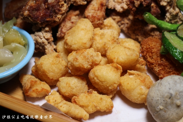 炸去啃(新北三重店):三重好吃炸雞/雞排/高雄人氣名店北上展店『炸去啃 職人炸物-三重店』在炸物店裡吃丼飯/烏龍麵/可外送/電話預訂取餐