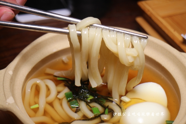 炸去啃(新北三重店):三重好吃炸雞/雞排/高雄人氣名店北上展店『炸去啃 職人炸物-三重店』在炸物店裡吃丼飯/烏龍麵/可外送/電話預訂取餐