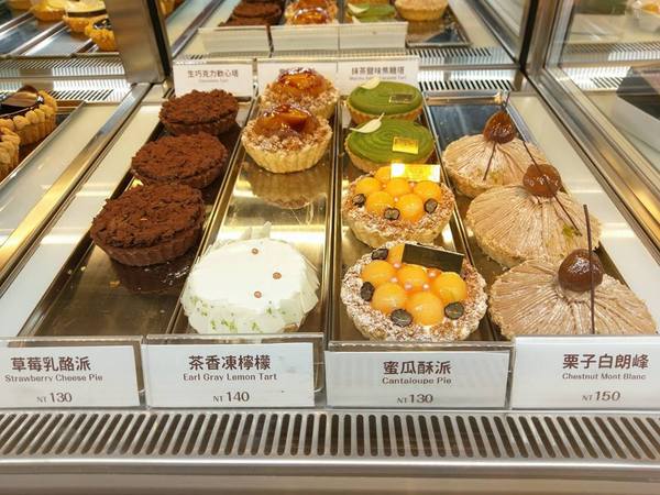 ChuChu Pâtisserie 法式甜點：ChuChu Pâtisserie 法式甜點-台南東區法式甜點  店內用餐空間超適合姐妹用餐  選擇多樣  但是不嗜甜的人要挑款