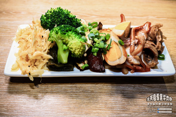 北芳園專業牛肉麵|台北市信義區/北捷市府站《台北牛肉麵“台北觀光局、食尚玩家”推薦；就算在深夜也吃的到牛肉麵》