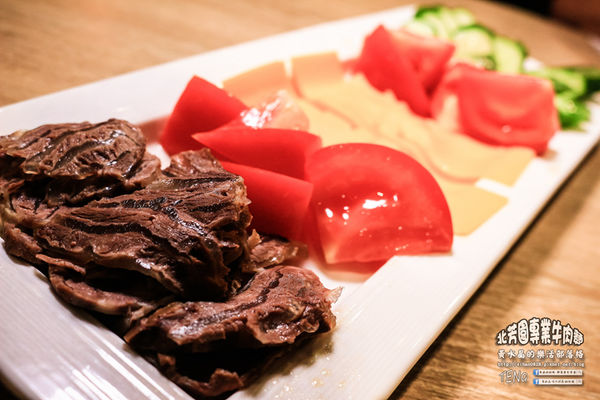 北芳園專業牛肉麵|台北市信義區/北捷市府站《台北牛肉麵“台北觀光局、食尚玩家”推薦；就算在深夜也吃的到牛肉麵》