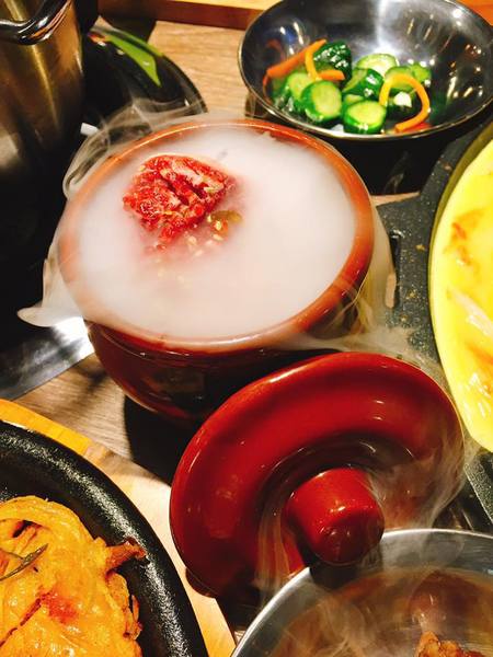 韓老大 韓式燒肉 한으뜸：▌台北 • 韓老大 ▌薇拉小公主追試營運店• 不飛韓國也能吃到首爾奉天海鮮九層塔的台灣版 + 澳洲M9壺漬牛肋肉 +燈泡咕嚕咕嚕飲料