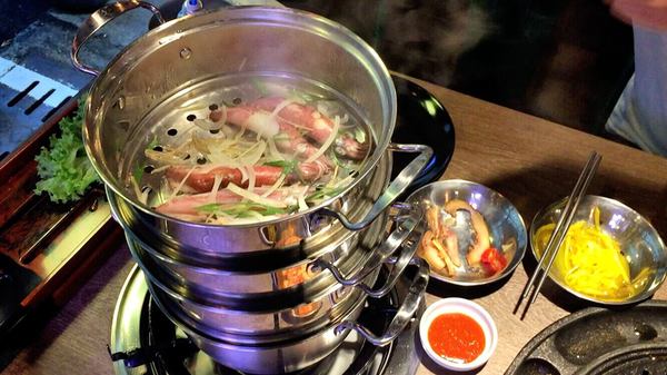 韓老大 韓式燒肉 한으뜸：▌台北 • 韓老大 ▌薇拉小公主追試營運店• 不飛韓國也能吃到首爾奉天海鮮九層塔的台灣版 + 澳洲M9壺漬牛肋肉 +燈泡咕嚕咕嚕飲料