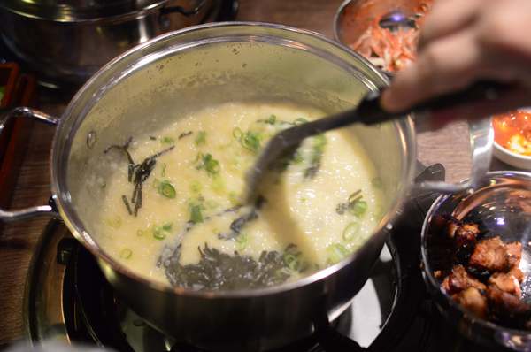 韓老大 韓式燒肉 한으뜸：▌台北 • 韓老大 ▌薇拉小公主追試營運店• 不飛韓國也能吃到首爾奉天海鮮九層塔的台灣版 + 澳洲M9壺漬牛肋肉 +燈泡咕嚕咕嚕飲料