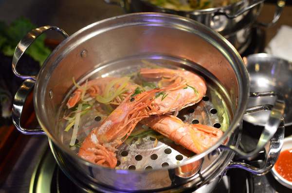 韓老大 韓式燒肉 한으뜸：▌台北 • 韓老大 ▌薇拉小公主追試營運店• 不飛韓國也能吃到首爾奉天海鮮九層塔的台灣版 + 澳洲M9壺漬牛肋肉 +燈泡咕嚕咕嚕飲料