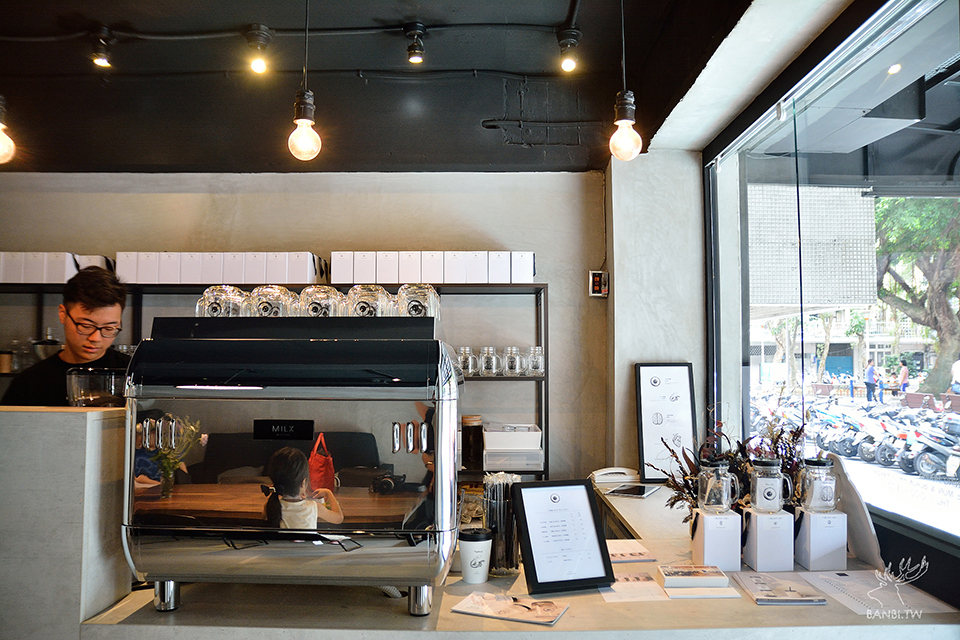 MILX 奶茶-眼球心臟圖案玻璃杯與鮮乳坊小農奶-台北捷運行天宮站 TAI_2289