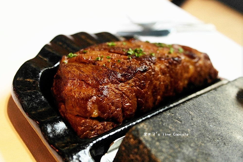 [高雄信義國小站]巷弄內的大份量戰斧豬排+嫩口台塑牛排~覓奇頂級料理Michelin House(苓雅區)!