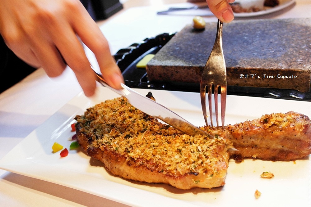 [高雄信義國小站]巷弄內的大份量戰斧豬排+嫩口台塑牛排~覓奇頂級料理Michelin House(苓雅區)!