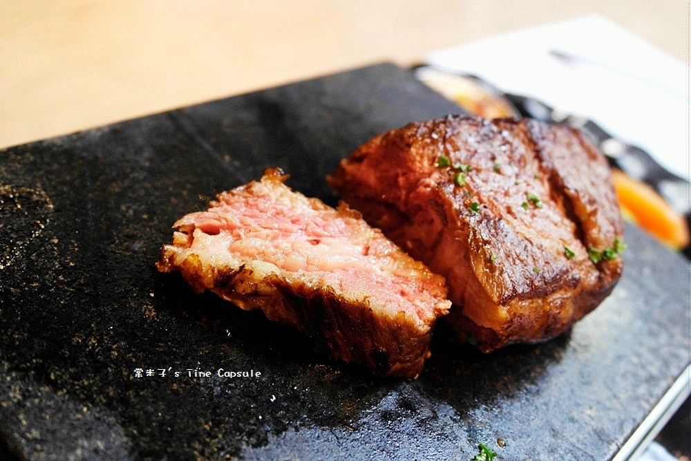 [高雄信義國小站]巷弄內的大份量戰斧豬排+嫩口台塑牛排~覓奇頂級料理Michelin House(苓雅區)!