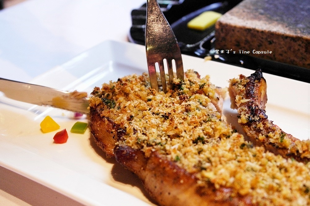 [高雄信義國小站]巷弄內的大份量戰斧豬排+嫩口台塑牛排~覓奇頂級料理Michelin House(苓雅區)!