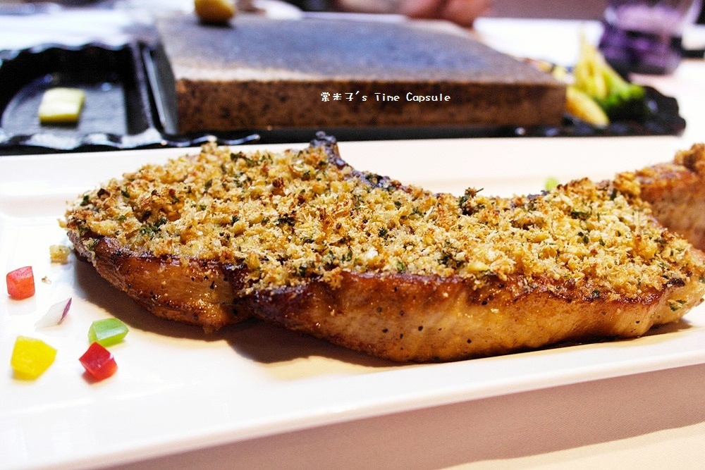 [高雄信義國小站]巷弄內的大份量戰斧豬排+嫩口台塑牛排~覓奇頂級料理Michelin House(苓雅區)!