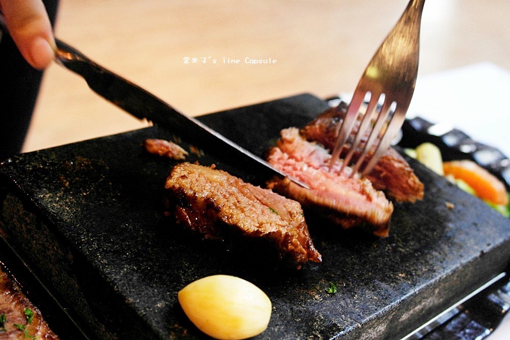 [高雄信義國小站]巷弄內的大份量戰斧豬排+嫩口台塑牛排~覓奇頂級料理Michelin House(苓雅區)!