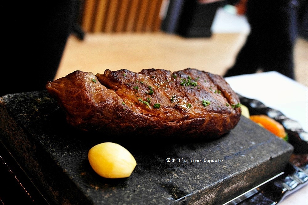 [高雄信義國小站]巷弄內的大份量戰斧豬排+嫩口台塑牛排~覓奇頂級料理Michelin House(苓雅區)!