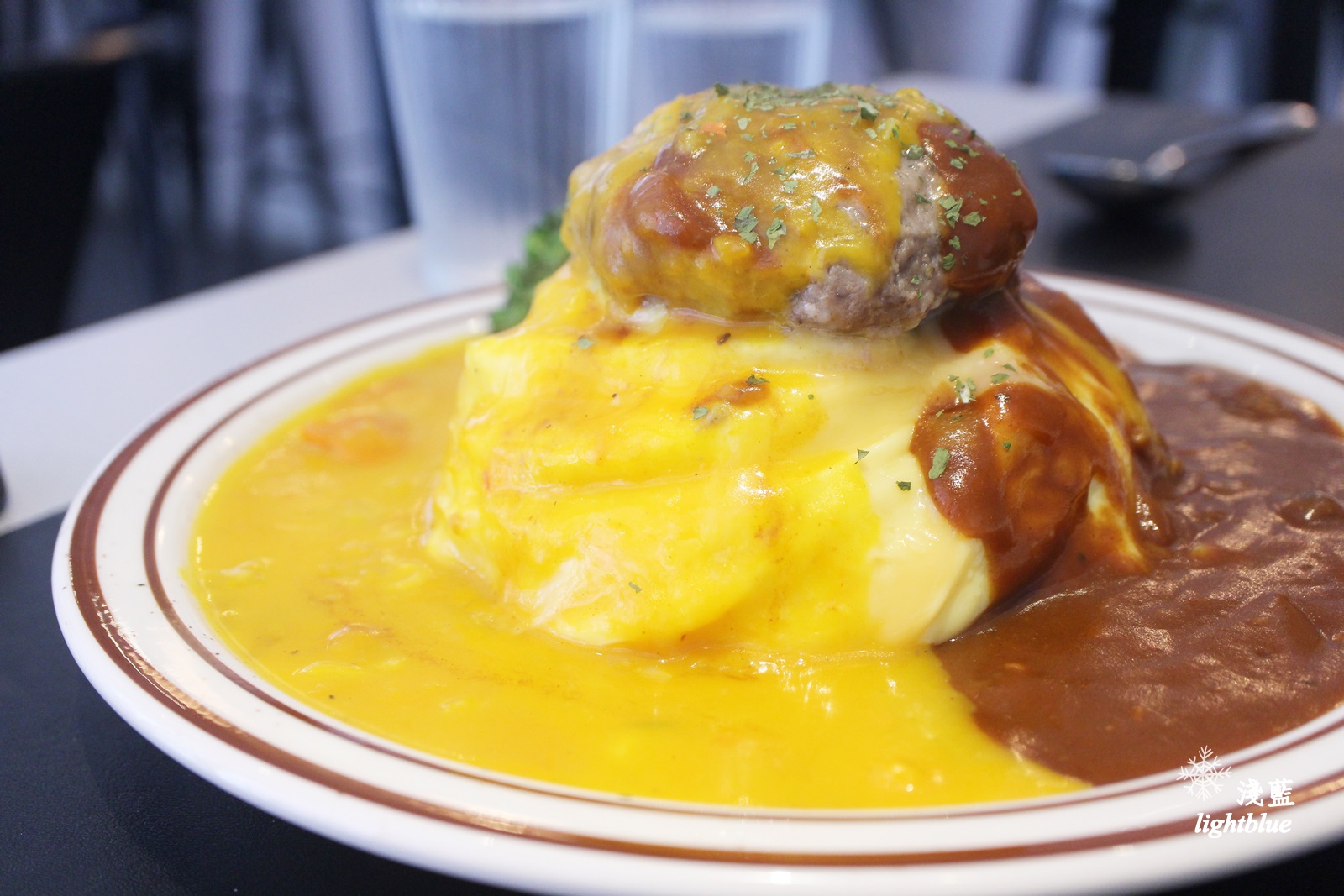 [ 六張犁站美食 ] 淺藍 ×陸角 Omurice～美味雙醬蛋包飯，漢堡排雞腿排都有飽足肉肉