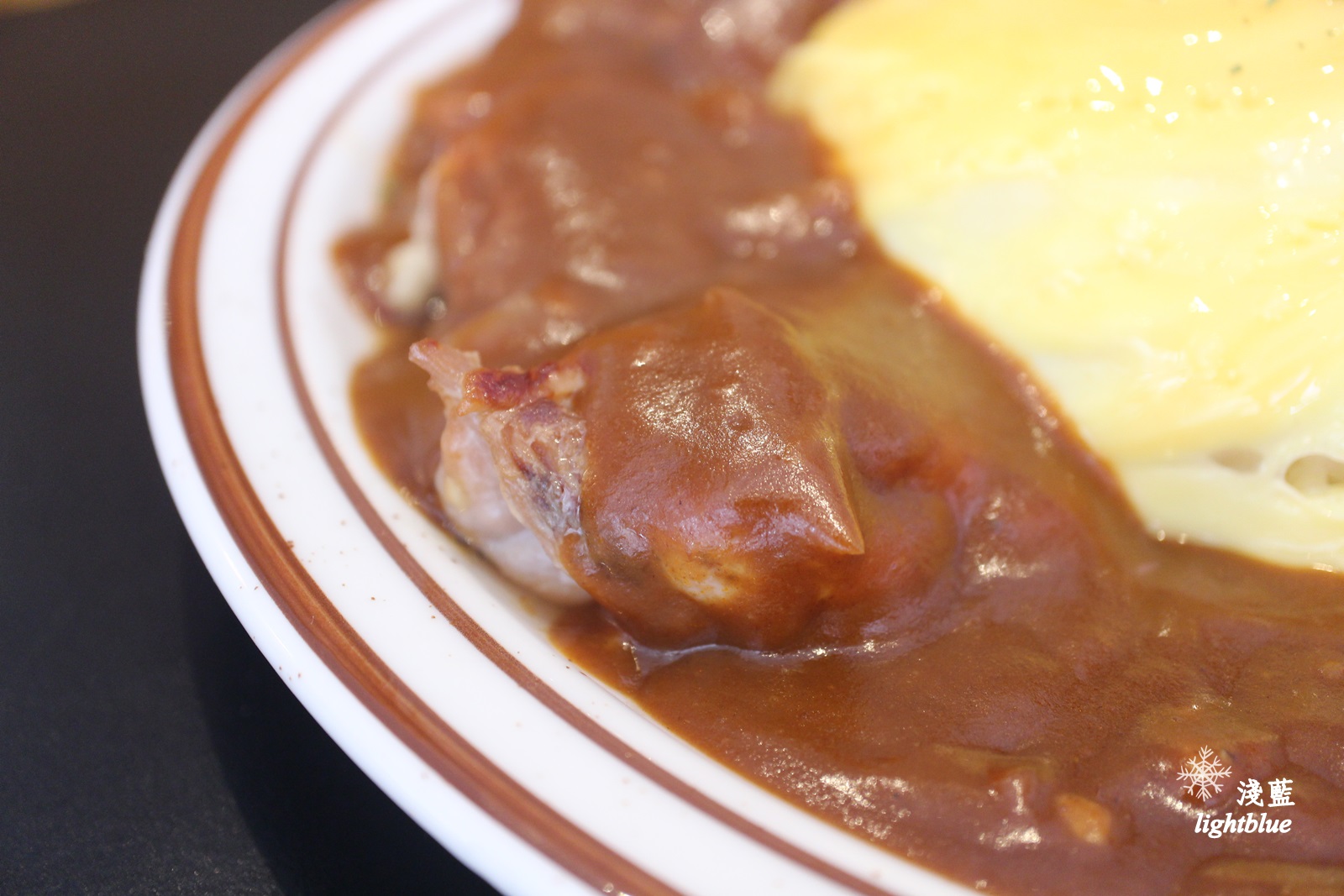 [ 六張犁站美食 ] 淺藍 ×陸角 Omurice～美味雙醬蛋包飯，漢堡排雞腿排都有飽足肉肉