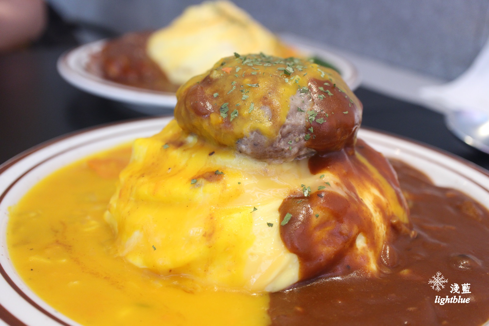 [ 六張犁站美食 ] 淺藍 ×陸角 Omurice～美味雙醬蛋包飯，漢堡排雞腿排都有飽足肉肉