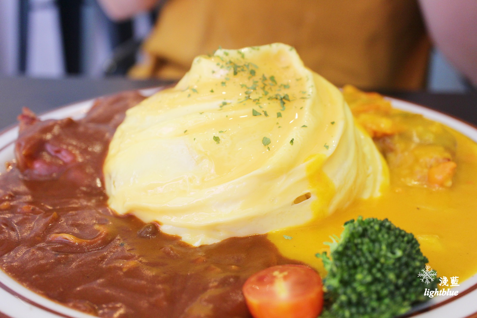 [ 六張犁站美食 ] 淺藍 ×陸角 Omurice～美味雙醬蛋包飯，漢堡排雞腿排都有飽足肉肉