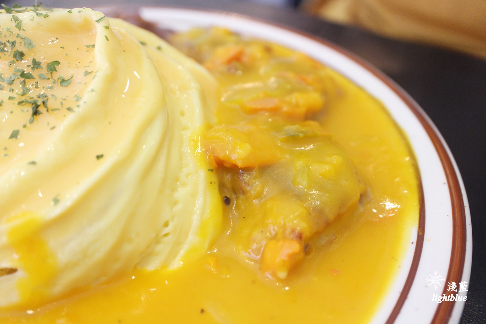 [ 六張犁站美食 ] 淺藍 ×陸角 Omurice～美味雙醬蛋包飯，漢堡排雞腿排都有飽足肉肉