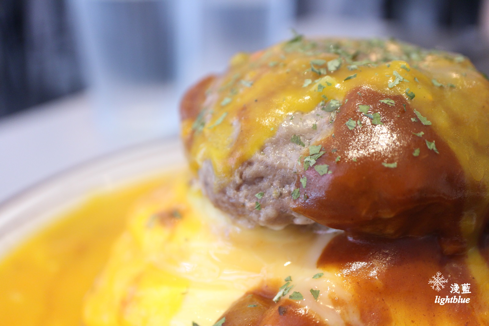 [ 六張犁站美食 ] 淺藍 ×陸角 Omurice～美味雙醬蛋包飯，漢堡排雞腿排都有飽足肉肉