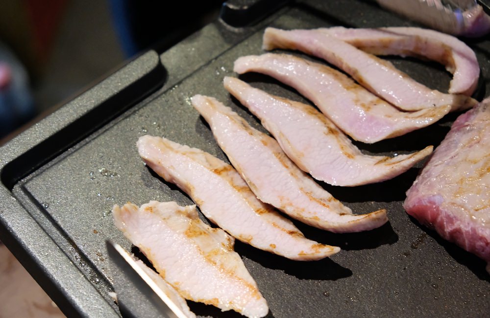 [台南]東區 大口吃肉配韓國燒酒 豬舞花韓國燒肉專賣店 歐巴烤肉給你吃~