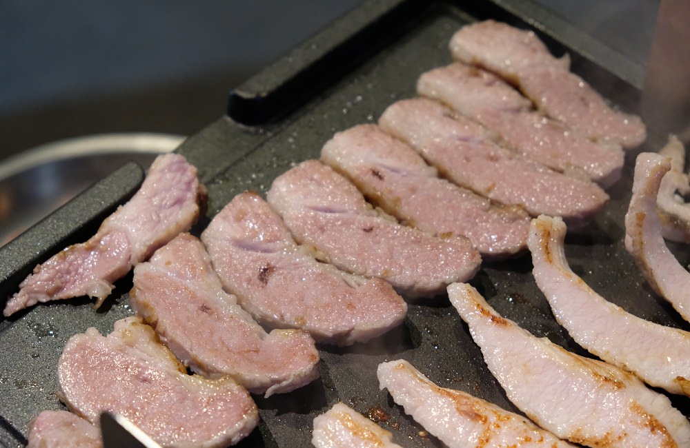 [台南]東區 大口吃肉配韓國燒酒 豬舞花韓國燒肉專賣店 歐巴烤肉給你吃~