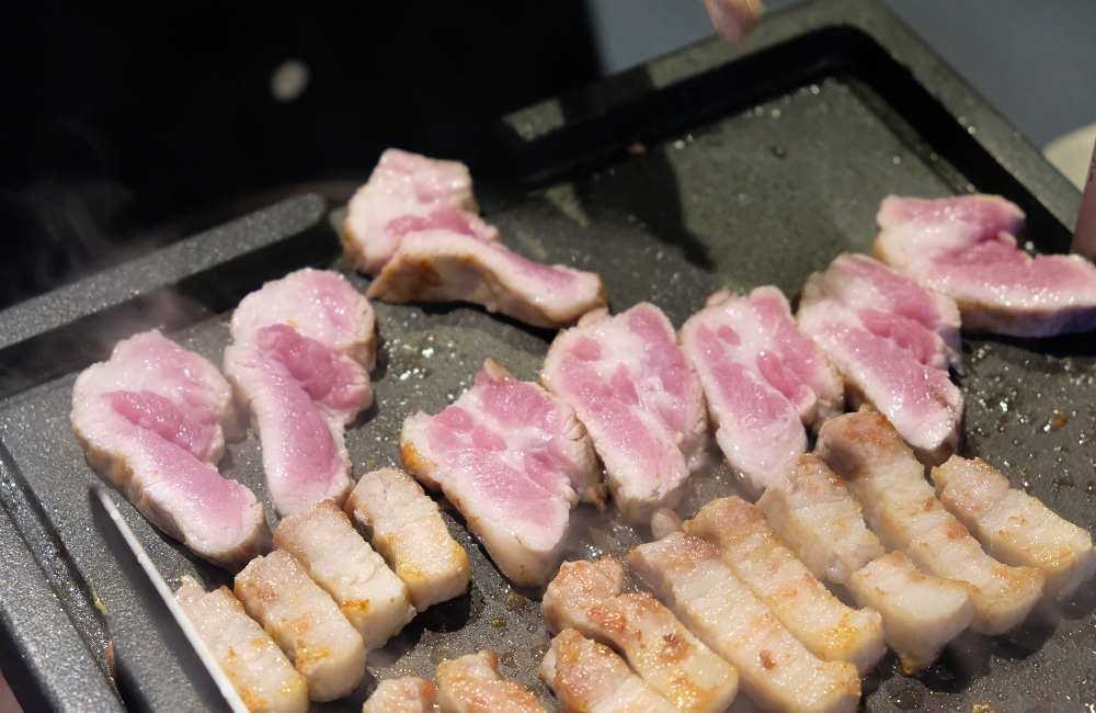 [台南]東區 大口吃肉配韓國燒酒 豬舞花韓國燒肉專賣店 歐巴烤肉給你吃~