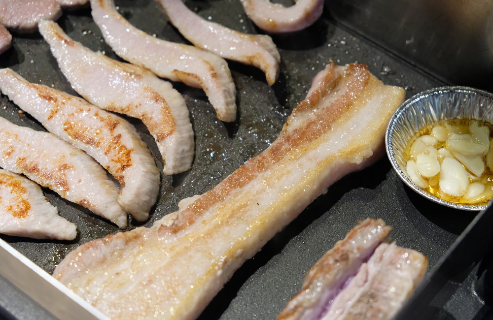 [台南]東區 大口吃肉配韓國燒酒 豬舞花韓國燒肉專賣店 歐巴烤肉給你吃~