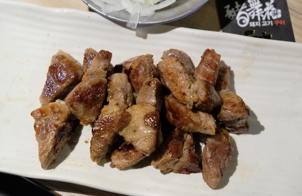 [台南]東區 大口吃肉配韓國燒酒 豬舞花韓國燒肉專賣店 歐巴烤肉給你吃~