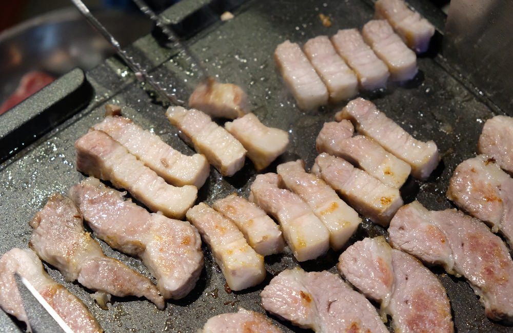 [台南]東區 大口吃肉配韓國燒酒 豬舞花韓國燒肉專賣店 歐巴烤肉給你吃~