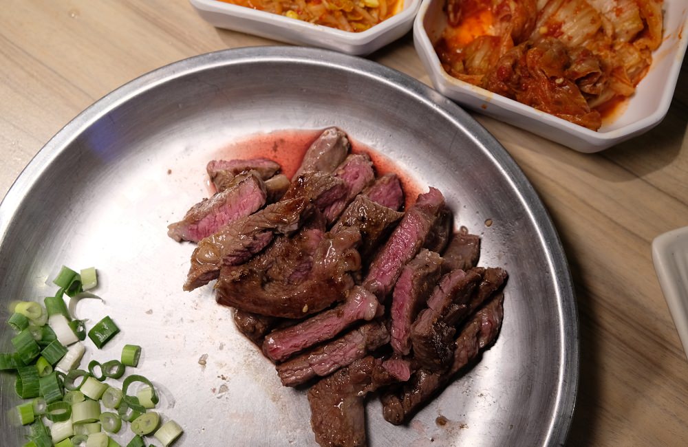 [台南]東區 大口吃肉配韓國燒酒 豬舞花韓國燒肉專賣店 歐巴烤肉給你吃~