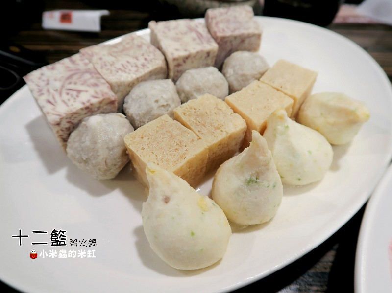 【捷運中山國中站】十二籃粥火鍋~肥蟹海鮮超新鮮，粥水打底真罕見，桌邊服務候一邊，請問你吃飽了沒~